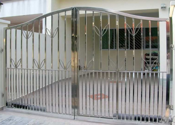 China Puertas de seguridad de acero inoxidable de superficie lisa, puertas de acero modernas con logotipo con placa de identificación proveedor