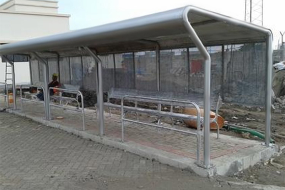 China La parada de autobús artística del acero inoxidable de la seguridad con los asientos / los compartimientos de basura / la línea firma proveedor